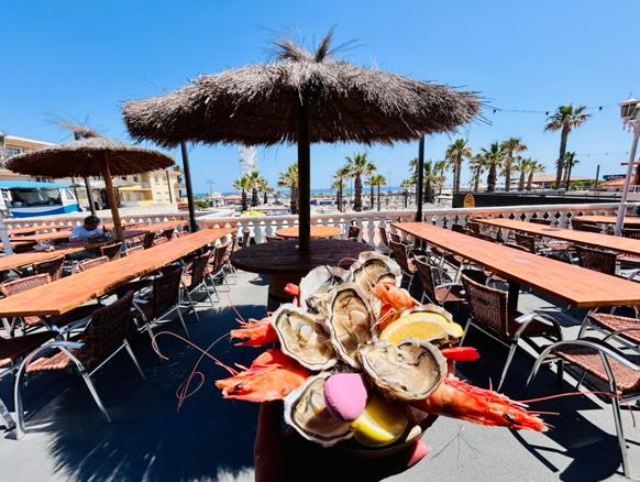 Bar terrasse panoramique vue sur mer avec kiosques de restauration