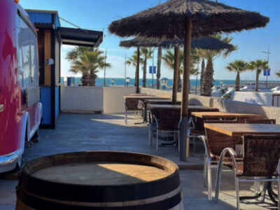 Bar terrasse panoramique vue sur mer avec kiosques de restauration