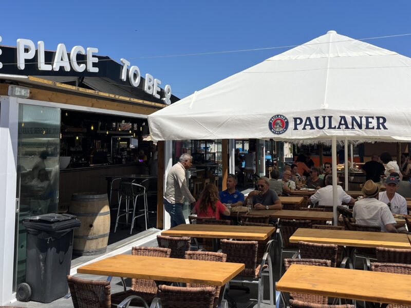 Bar terrasse panoramique vue sur mer avec kiosques de restauration