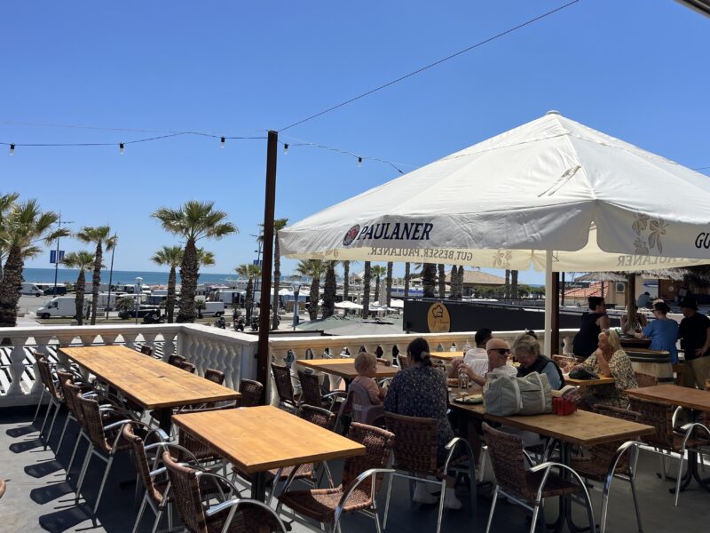 Bar terrasse panoramique vue sur mer avec kiosques de restauration
